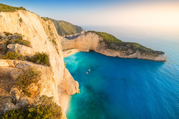 Fototapeta premium Plaża Navagio (plaża wraku) o zachodzie słońca na wyspie Zakynthos, Grecja