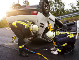 Feuerwehrleute bei einem Verkehrsunfall bei der technischen Rettung