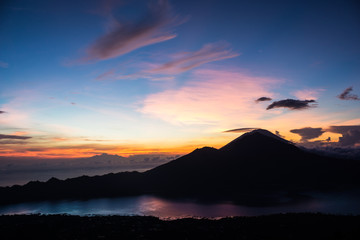 Sonnenaufgang auf einem Vulkan in Bali