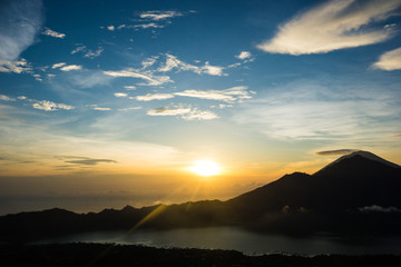 Sonnenaufgang auf einem Vulkan in Bali