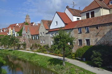 Fototapeta na wymiar Altstadt mit Stadtmauer in Donauwörth