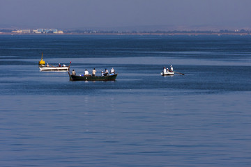 Obraz premium Little boats of fishermen in front Izmir (Turkey)