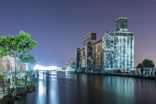 The old Grain Terminal from 1922 (deactivated in 1965) across the Henry Street Basin
