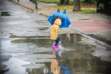 Girl with umbrela in the rain