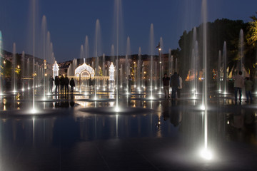 Ora blu con le luminarie e le fontane illuminate a Natale