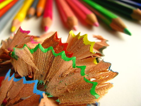 Pelures de crayons de couleur  et crayons en arri&egrave;re-plan