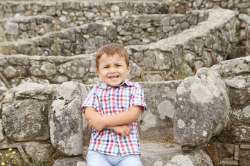 niño pequeño enfadado gritando en un castro reconstruído © M.Madriñán