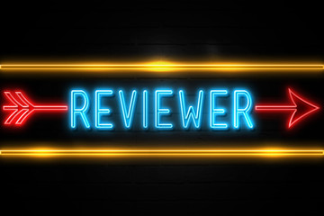 Obraz premium Reviewer - fluorescent Neon Sign on brickwall Front view