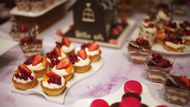 Capkake with a slice of strawberry and currant berries-2