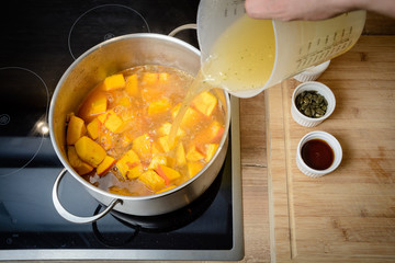 Kürbis - Kürbissuppe Rezept 15 - Gemüsefond auffüllen