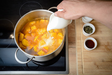 Topf Suppe Sahne zugeben Kochen