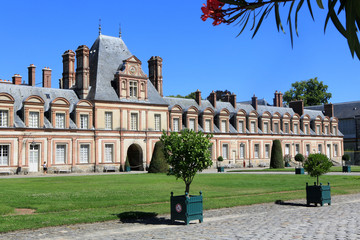 Fototapeta premium Cours du Cheval Blanc. Château de Fontainebleau. / Palace of Fontainebleau.