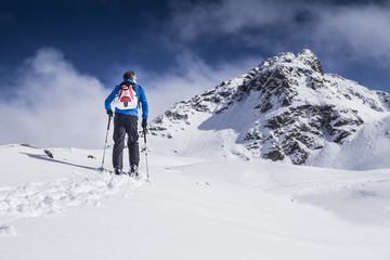 Fototapeta na wymiar Skitourengeher beim Aufstieg