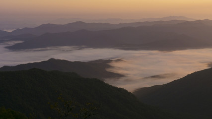 Obraz premium A scenic view of mountains in Western North Carolina.