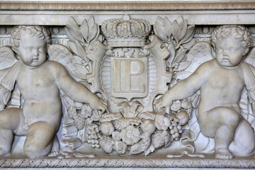 Angelots. Initales LP. Salle des Gardes. Appartements d'Henri II. Château de Fontainebleau. / Cherubs. Initials LP. Guardroom in the Henri II state apartments. Palace of Fontainebleau.