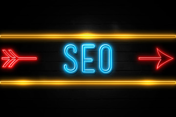 Obraz premium Seo - fluorescent Neon Sign on brickwall Front view