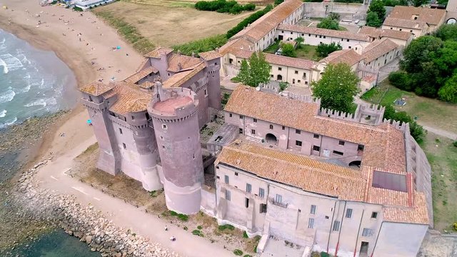 Vista aerea del castello di Santa severa a Roma. bellissima fortezza sul mare