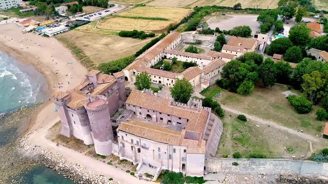 Vista aerea del castello di Santa severa a Roma. bellissima fortezza sul mare