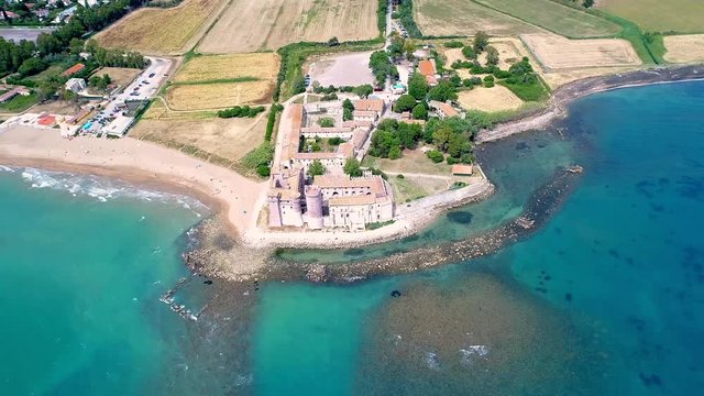 Vista aerea del castello di Santa severa a Roma. bellissima fortezza sul mare