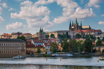Fototapeta premium Panoramiczny widok na Pragę ze starym zamkiem i katedrą św. Wita