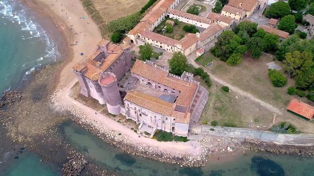 Vista aerea del castello di Santa severa a Roma. bellissima fortezza sul mare