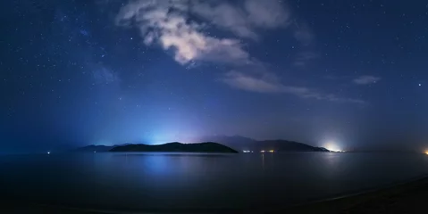 Fleecedeken met foto Nachtelijke sterrenhemel op het strand in Keramoti, Griekenland © niki spasov