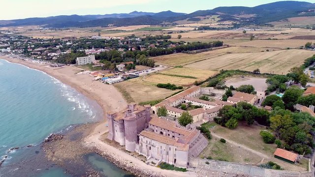 Vista aerea del castello di Santa severa a Roma. bellissima fortezza sul mare