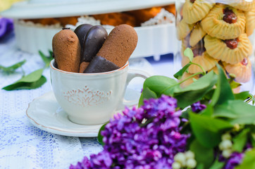 Outdoors there is a table decorated with purple tablecloths and flowers to Seregno. On the table, dishes in the style of Provence and a variety of sweets