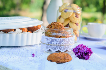 Outdoors there is a table decorated with purple tablecloths and flowers to Seregno. On the table, dishes in the style of Provence and a variety of sweets