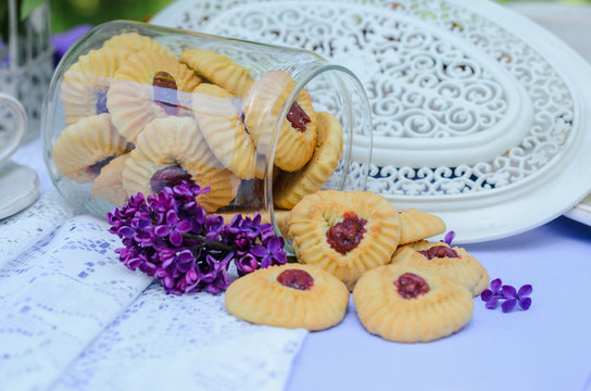 Outdoors there is a table decorated with purple tablecloths and flowers to Seregno. On the table, dishes in the style of Provence and a variety of sweets