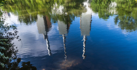 Heizkraftwerk Hannover als Wasserspiegelung