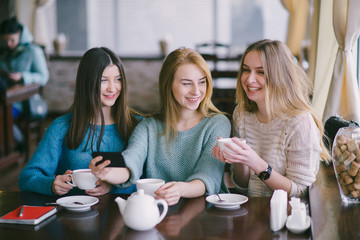 girls in cafe