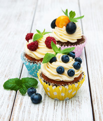 Cupcakes with fresh berries