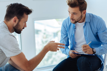 Obraz premium Smart professional therapist listening to the patient