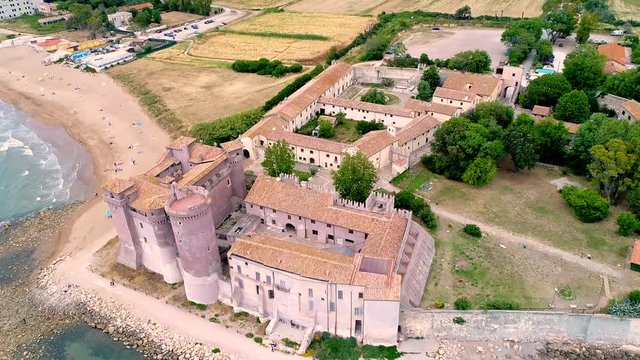 Vista aerea del castello di Santa severa a Roma. bellissima fortezza sul mare