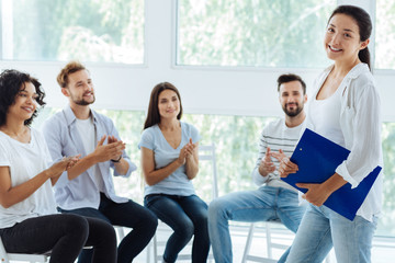Obraz premium Cheerful happy woman holding a folder