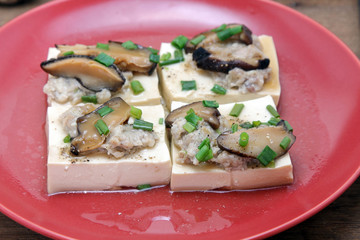 Steamed tofu with Minced pork and mushroom, topping with black pepper and green leaf onion.