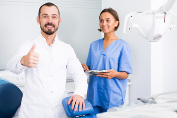 Obraz premium assistant and doctor are meeting next client near the chair in hospital