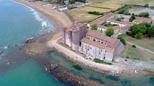 Vista aerea del castello di Santa severa a Roma. bellissima fortezza sul mare