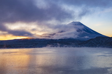 Fototapeta na wymiar 夜明けの富士山、山梨県本栖湖にて