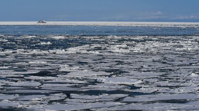 流氷と流氷砕氷船おーろら