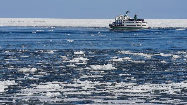 流氷と流氷砕氷船おーろら