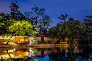 Fototapeta premium Gyeongbokgung Palace at night in seoul,Korea.