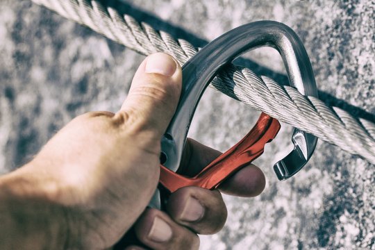 Karabiner wird in Sicherungsseil eingeg&auml;ngt
