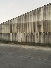 Fototapeta na wymiar verwitterte Wand Industriebau grau