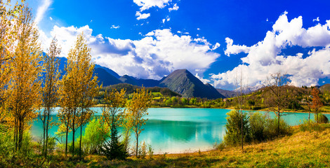 Naklejka premium Piękny jesień krajobraz z turkusowym jeziorem Lago di Castel San Vincenzo w Molise, Włochy