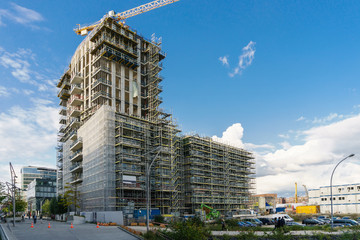 Eingerüstetes Hochhaus auf Baustelle in der Hafencity Hamburg