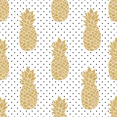 Foto op Plexiglas Ananas Naadloos patroon met gouden ananassen op polkadotachtergrond. Zwart wit en goud ananas patroon. Zomer tropische achtergrond.