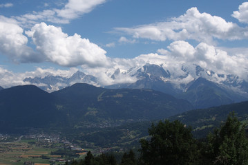 Fototapeta premium Massif du Mont-Blanc dans les nuages