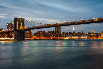 Fototapeta na wymiar The iconic Brooklyn Bridge during sunset